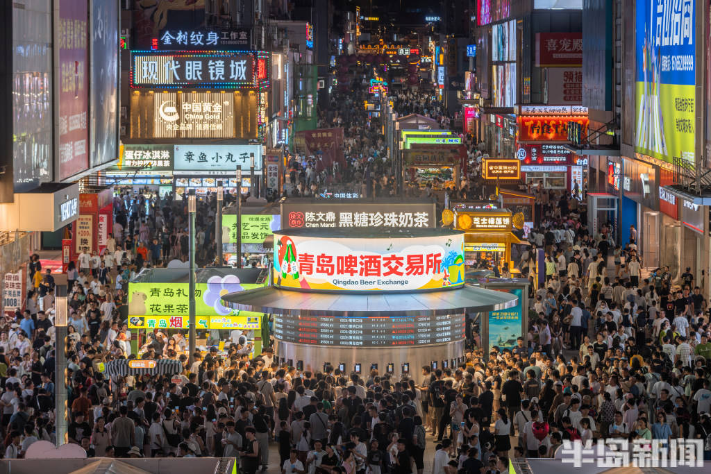 青岛台东“流量”十足，啤酒交易所人气火爆，啤酒管够喝！