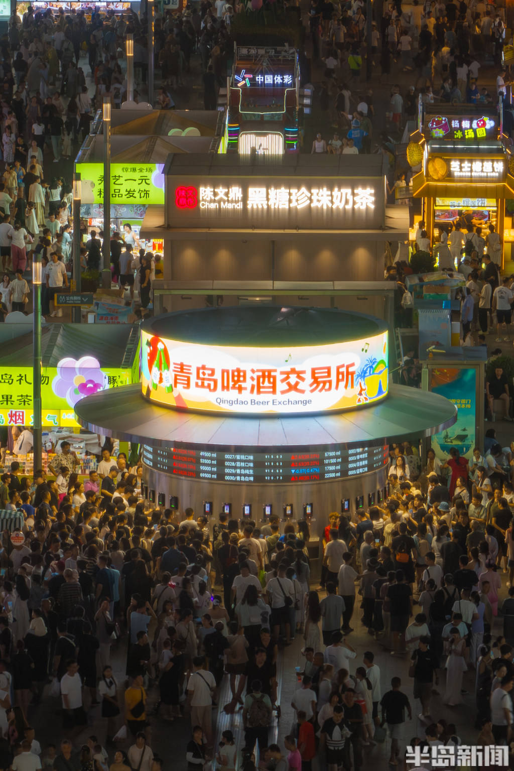 青岛台东“流量”十足，啤酒交易所人气火爆，啤酒管够喝！
