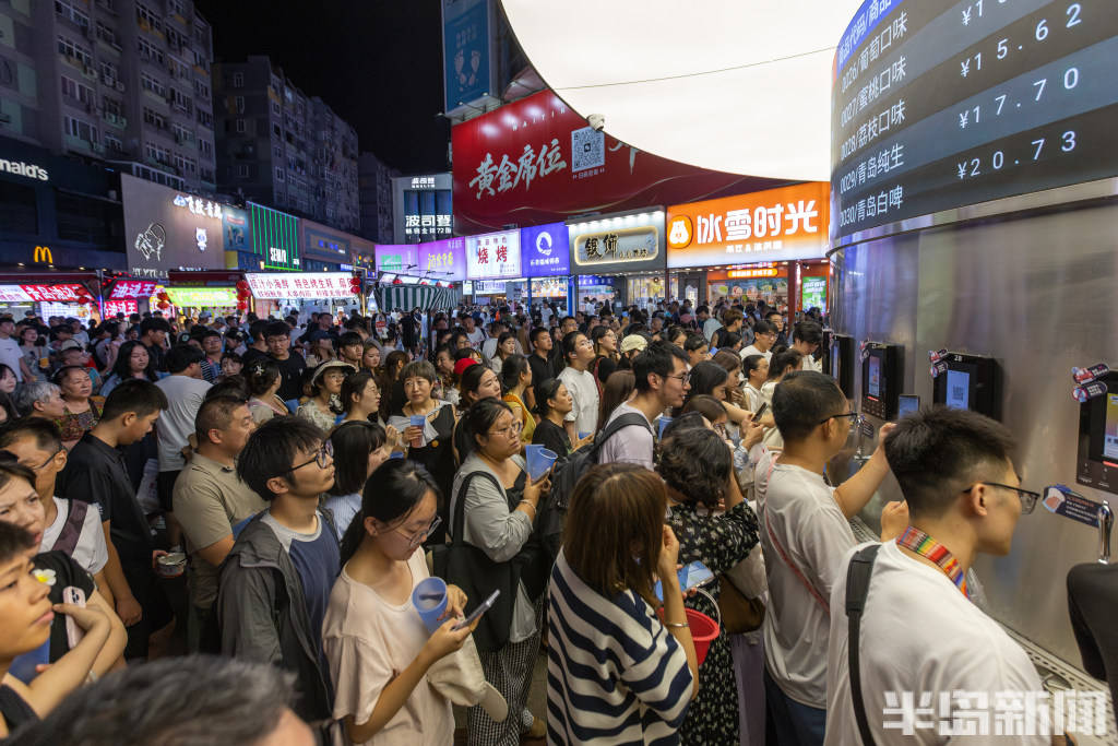 青岛台东“流量”十足，啤酒交易所人气火爆，啤酒管够喝！