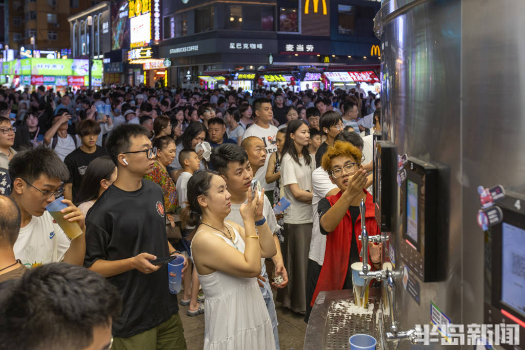 青岛台东“流量”十足，啤酒交易所人气火爆，啤酒管够喝！