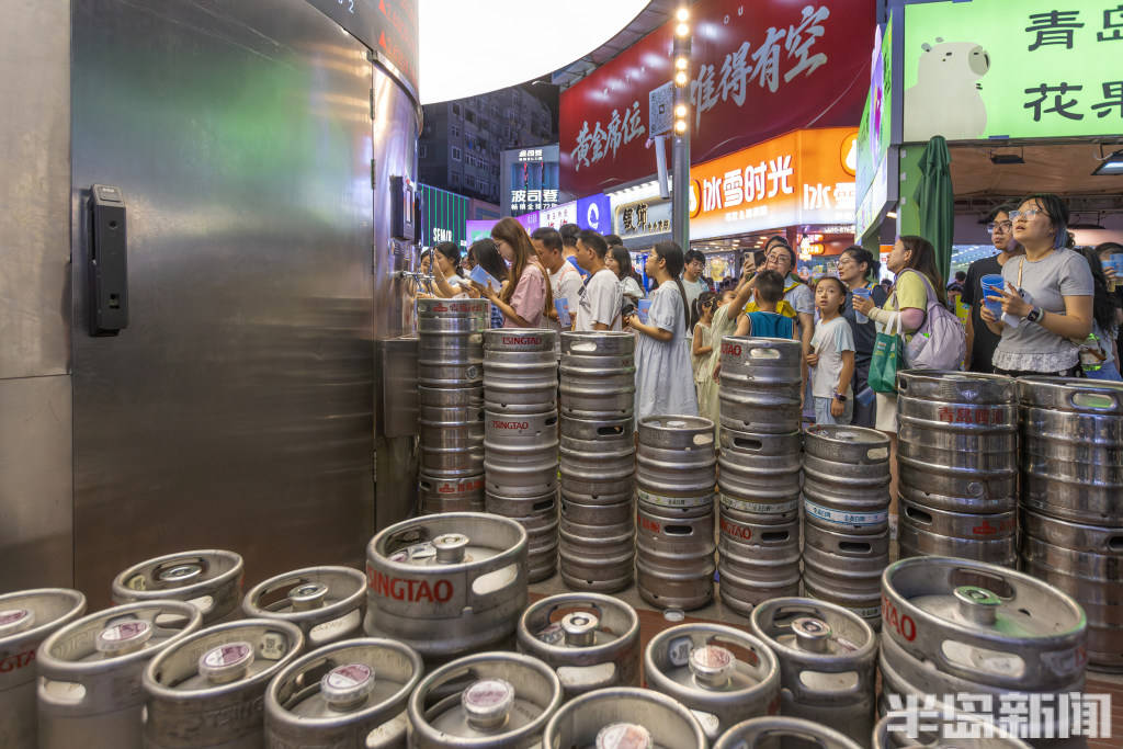青岛台东“流量”十足，啤酒交易所人气火爆，啤酒管够喝！