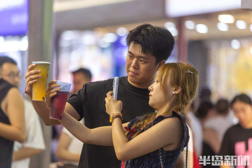 青岛台东“流量”十足，啤酒交易所人气火爆，啤酒管够喝！