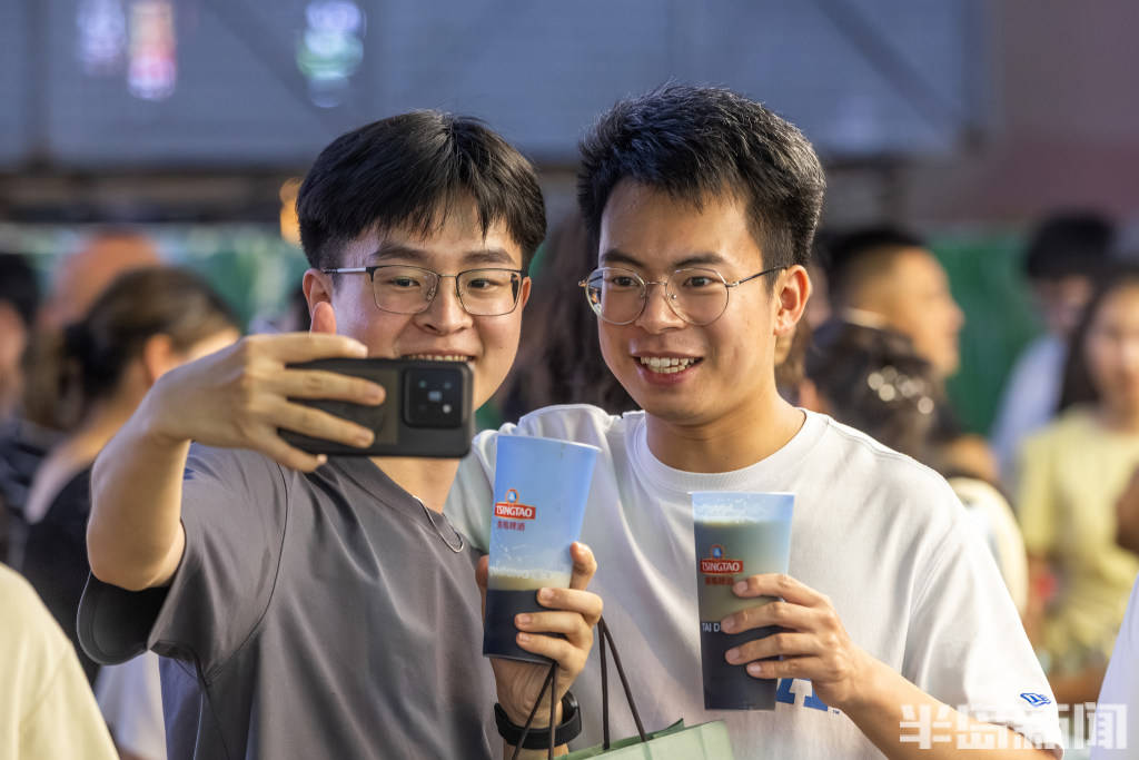 青岛台东“流量”十足，啤酒交易所人气火爆，啤酒管够喝！