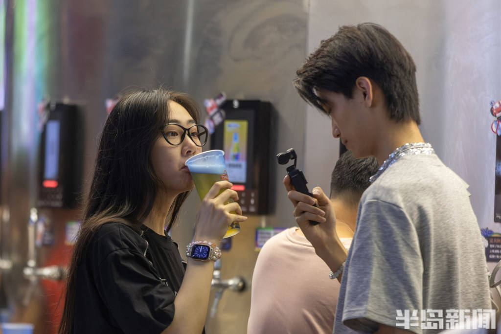 青岛台东“流量”十足，啤酒交易所人气火爆，啤酒管够喝！