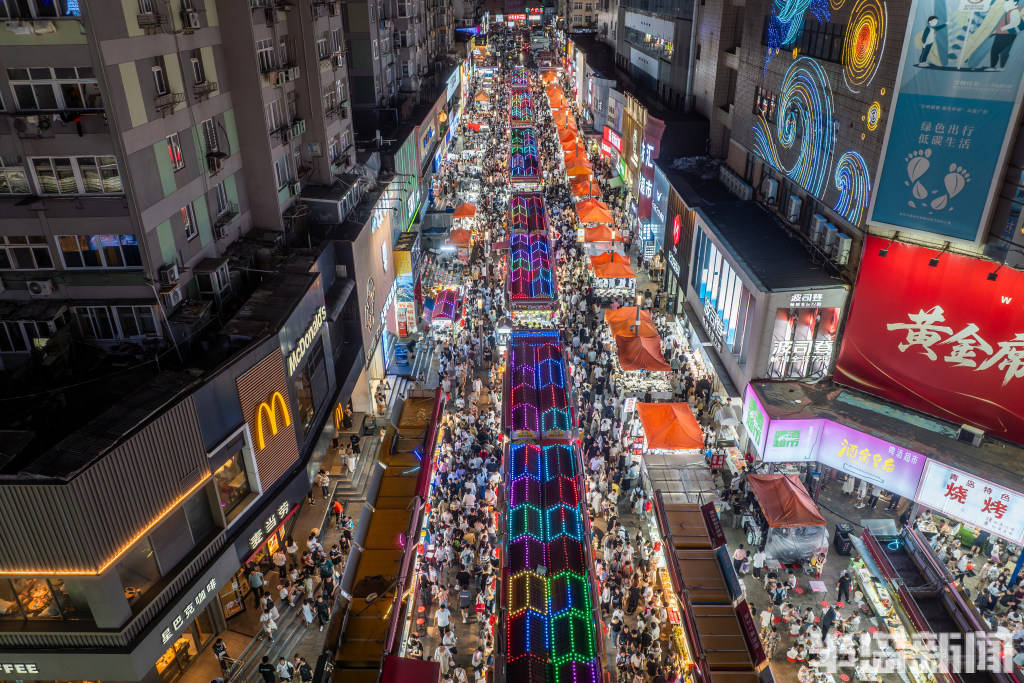 青岛台东“流量”十足，啤酒交易所人气火爆，啤酒管够喝！