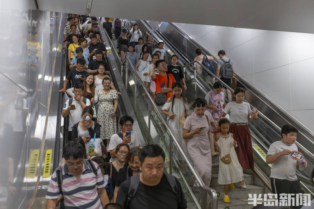 青岛台东“流量”十足，啤酒交易所人气火爆，啤酒管够喝！