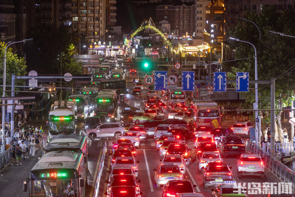 青岛台东“流量”十足，啤酒交易所人气火爆，啤酒管够喝！