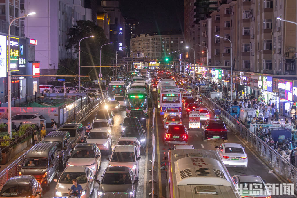 青岛台东“流量”十足，啤酒交易所人气火爆，啤酒管够喝！