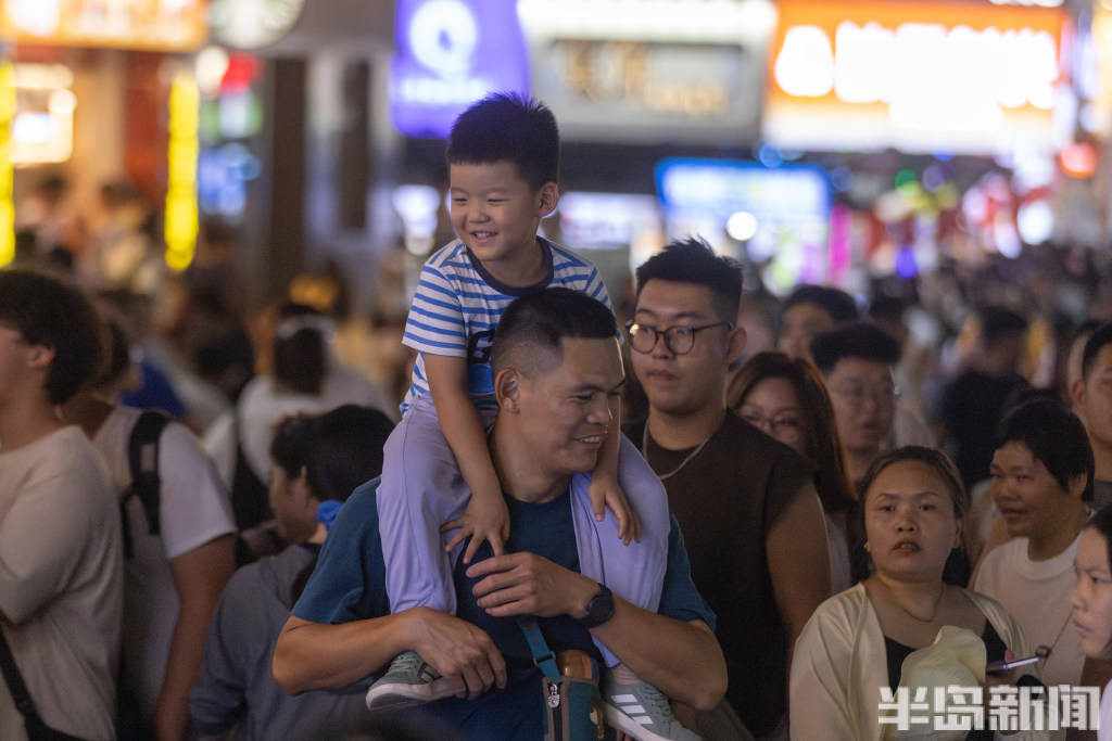 青岛台东“流量”十足，啤酒交易所人气火爆，啤酒管够喝！
