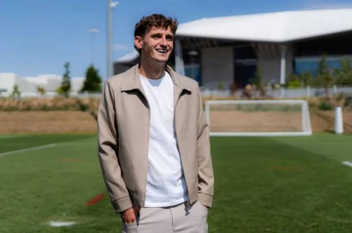 早报:利物浦中场莫顿1500万欧加盟里昂 曼联签塞斯科信心增强