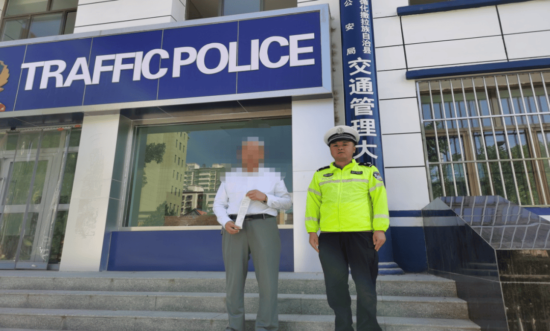 惊险!青海一女童竟端坐在行驶中的轿车车顶!