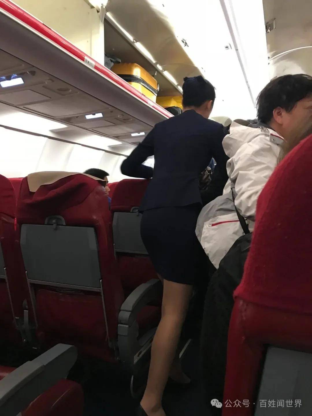 平壤夜记：“能帮我们扔掉吗？” 两个中国游客与朝鲜女大学生的温暖暗号