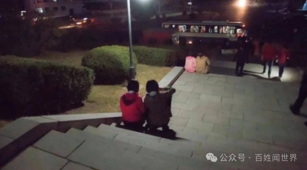 平壤夜记：“能帮我们扔掉吗？” 两个中国游客与朝鲜女大学生的温暖暗号