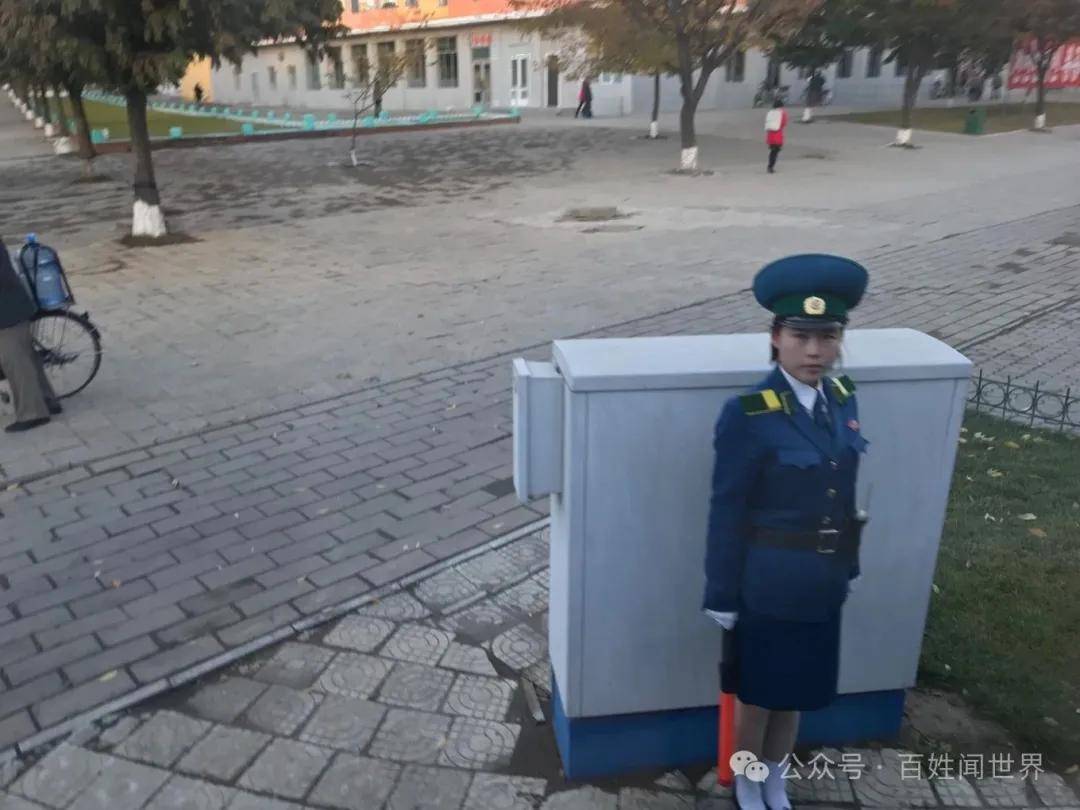 平壤夜记：“能帮我们扔掉吗？” 两个中国游客与朝鲜女大学生的温暖暗号