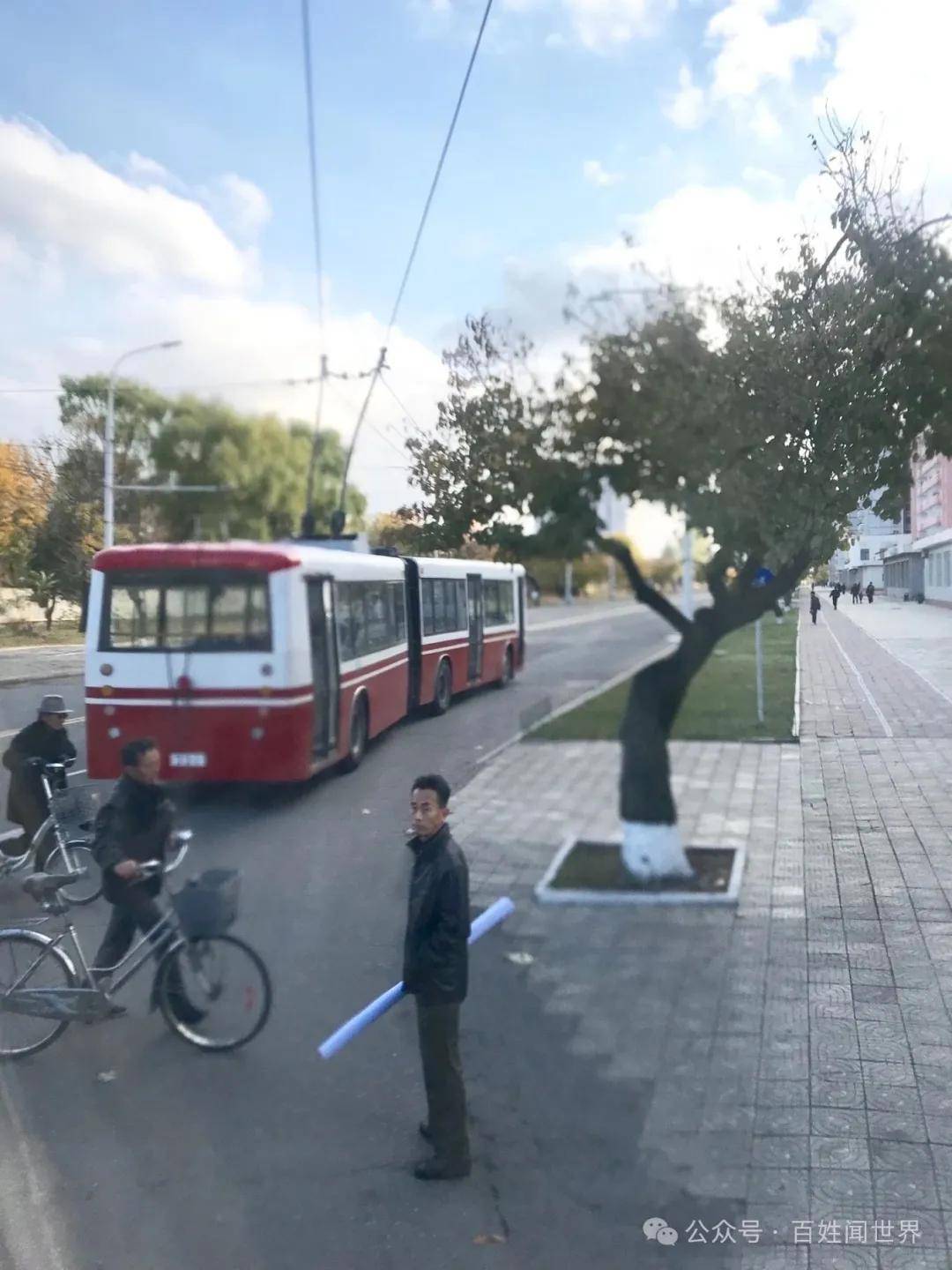 平壤夜记：“能帮我们扔掉吗？” 两个中国游客与朝鲜女大学生的温暖暗号