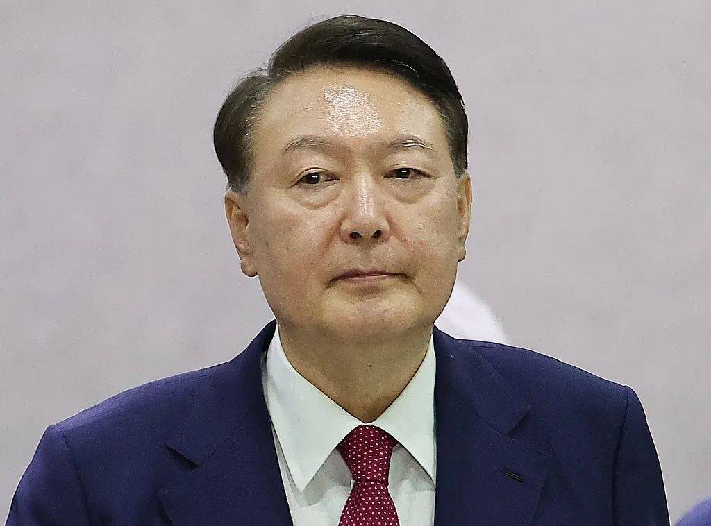 因涉金建希案再收拘捕令,尹锡悦拒捕过程曝光:10人架四肢连椅子强抬,手臂“快脱臼”