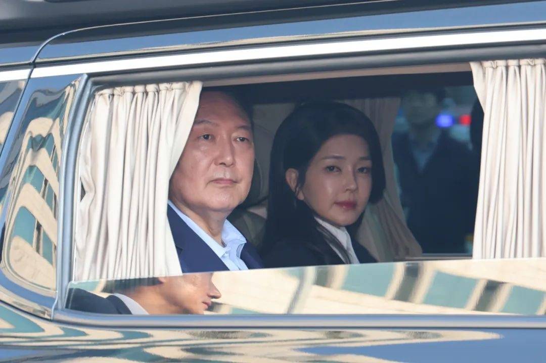 因涉金建希案再收拘捕令,尹锡悦拒捕过程曝光:10人架四肢连椅子强抬,手臂“快脱臼”