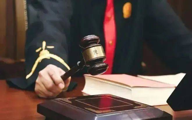 会计主任被调岗干保洁！虽薪资不变，但拒服从安排！公司：旷工，辞退！双方闹至法院…