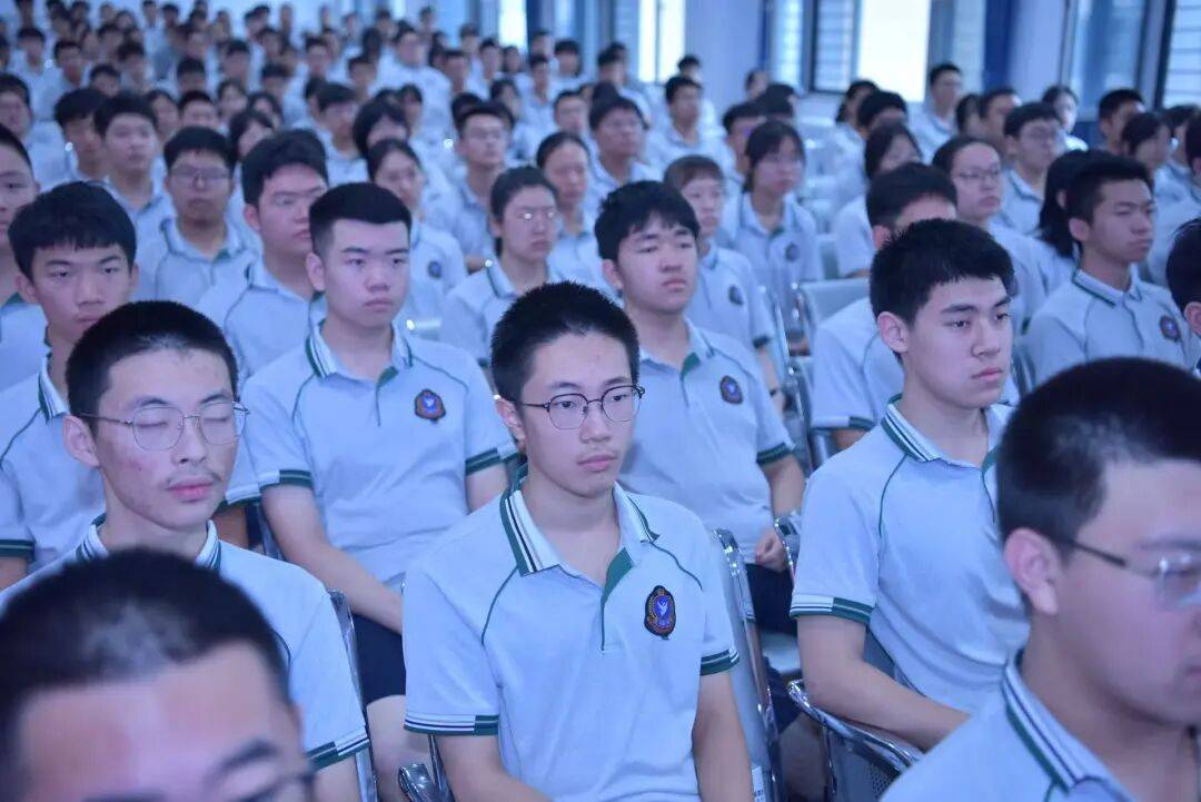 阅兵式上的沈阳二中骄傲 为何这么多国防重器的设计师出自这所高中?