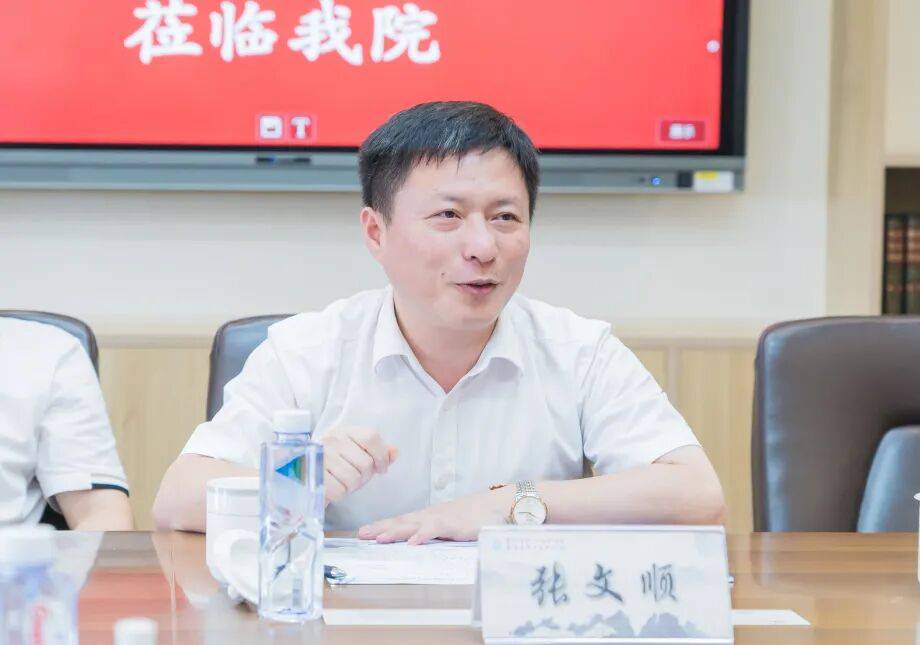 沈阳市皇姑区三台子街道领导李晓林一行到辽宁中医药大学附属第二医院参观调研