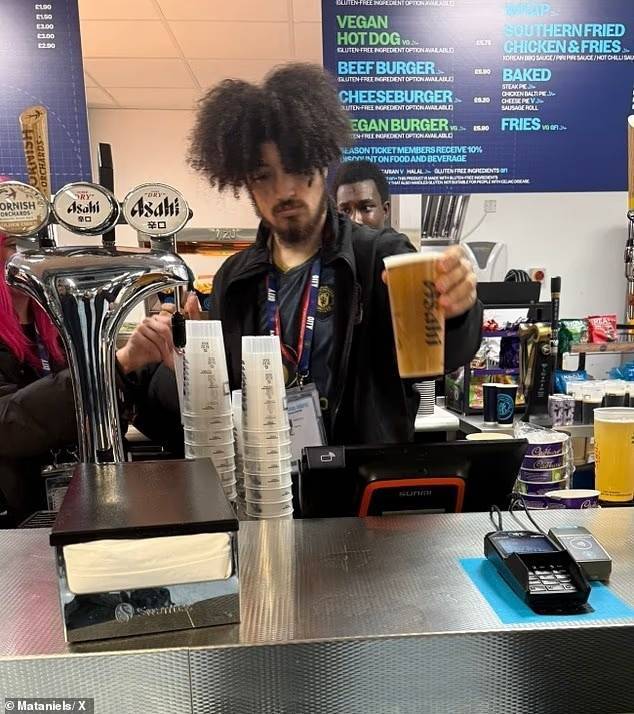 曼城主场一名酒吧工作人员在德比日穿曼联球衣上班,遭到曼城解雇