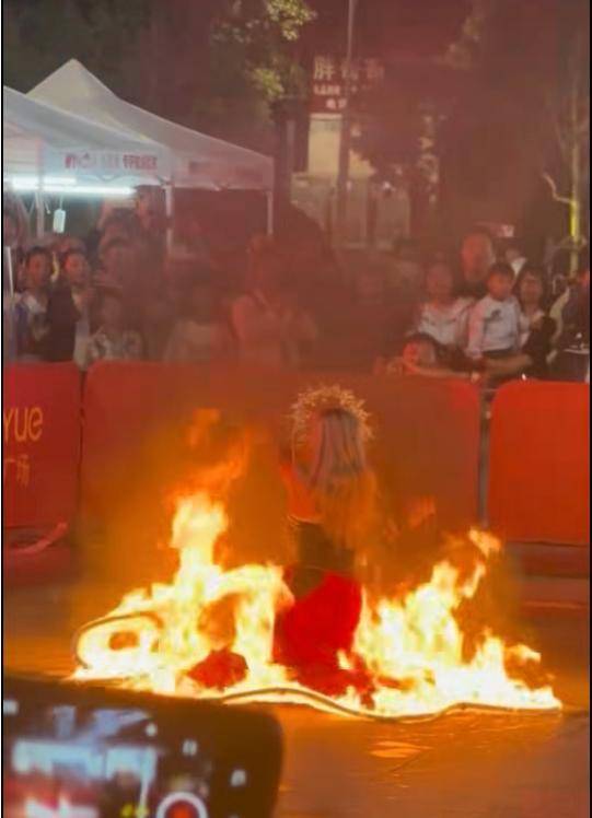 两名女演员跳“火裙舞”,一人裙子被引燃烧伤腿,昆明当地介入调查