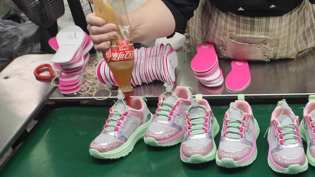 为一年多挣2万 53岁工人每天主动干15小时