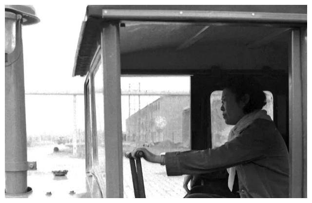 她11岁嫁表哥,因长相漂亮被印人民币上,高寿90岁,一生传奇