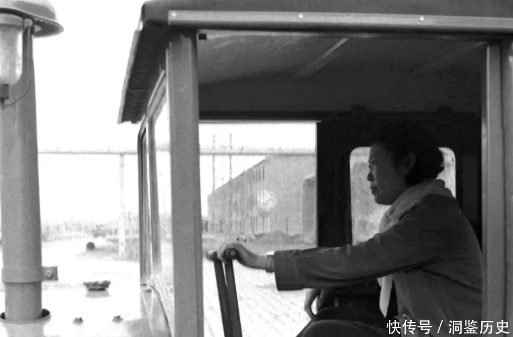 黑龙江女孩梁军：11岁嫁表哥，因能力出众被印人民币上，高寿90岁