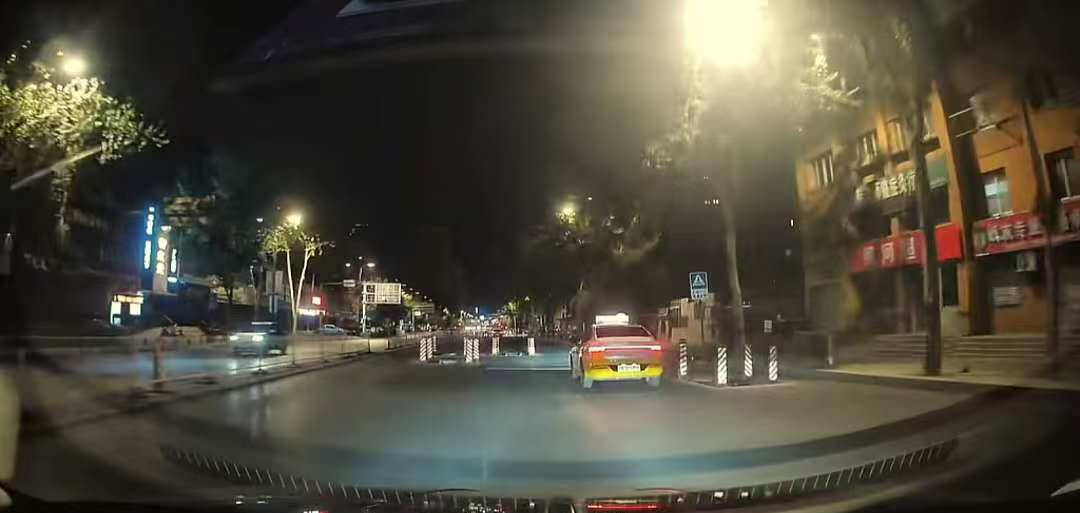 辽宁沈阳一路段出现大量路障,车辆需不断转弯“像极了开卡丁车”,律师解读